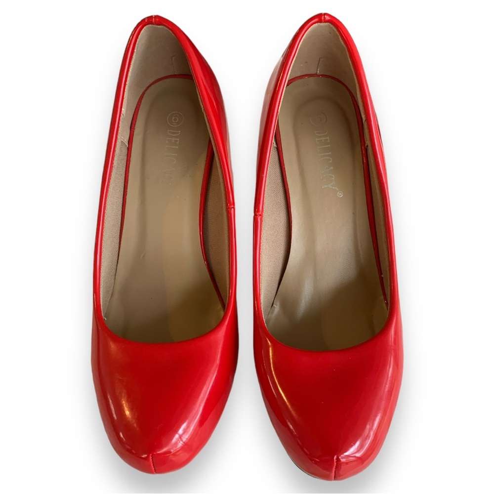 DELICACY RED PLATFORM HEELS/PUMPS. WOMEN’S SIZE 6